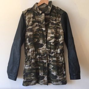 LOVE CULTURE - army coat with faux leather sleeves